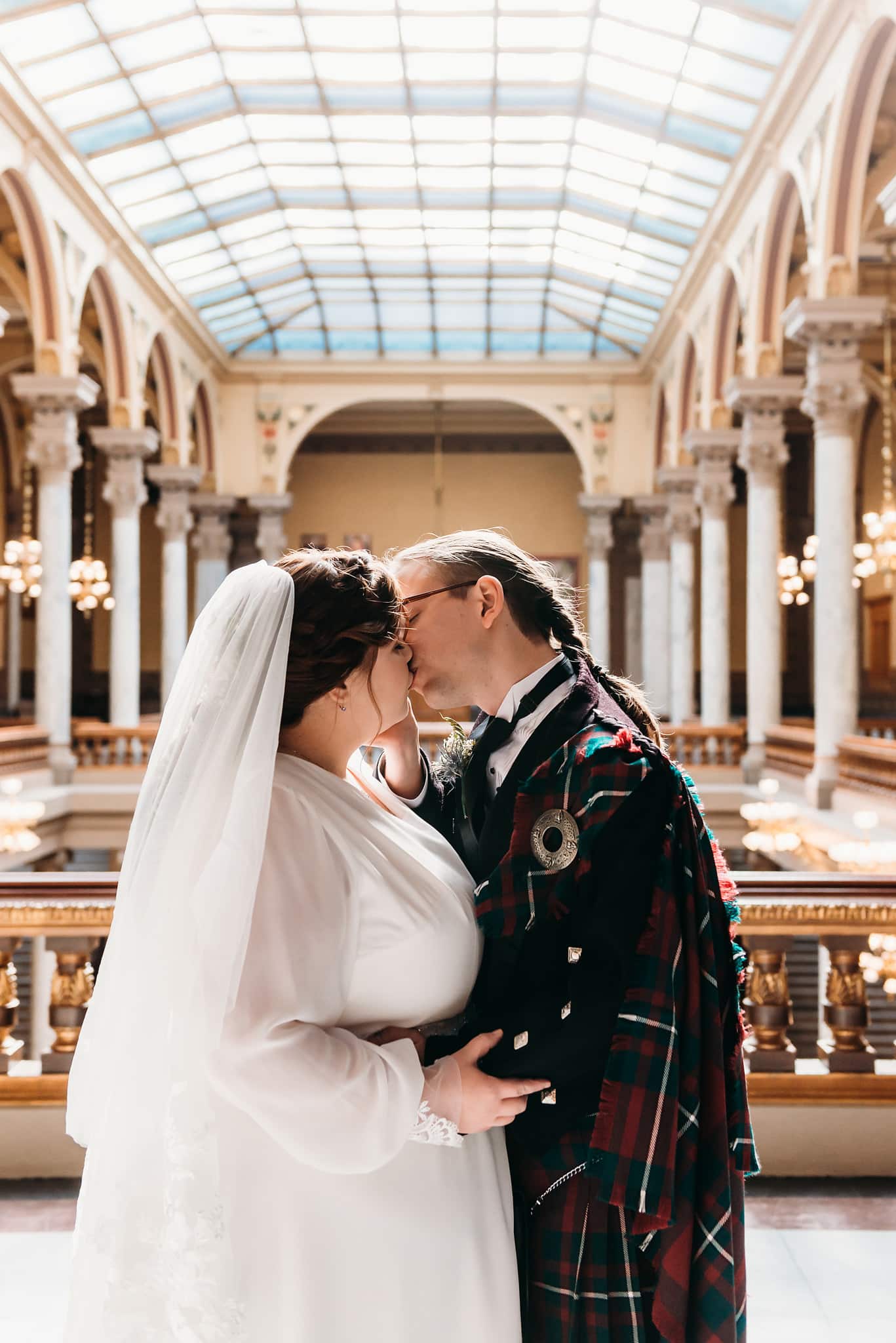 bride and groom kissing indiana state house wedding indianapolis