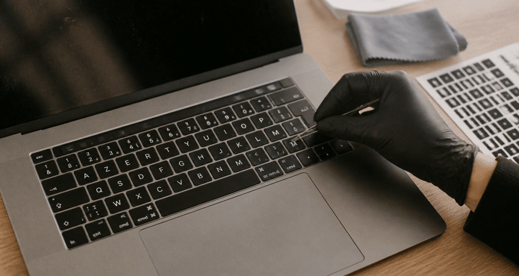 autocollant clavier azerty posé sur clavier