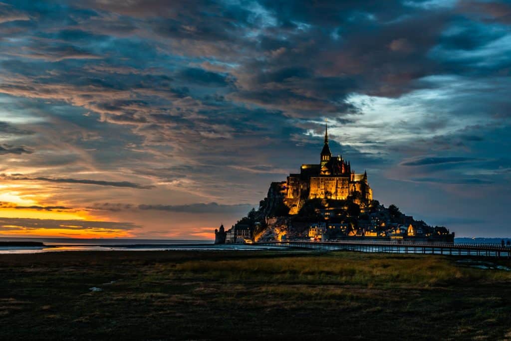 Dramatisk solnedgang over Mont Saint Michel, Normandiet