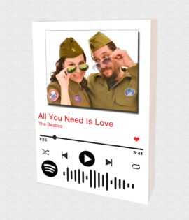 תמונה על עץ עם הקדשה שיר לאוהבים
