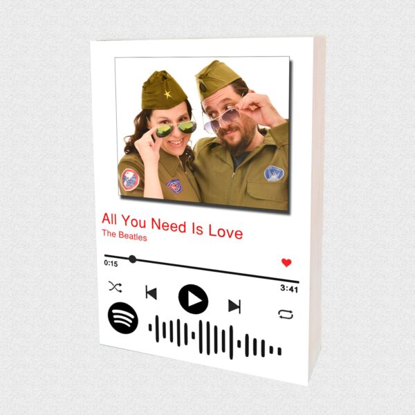 תמונה על עץ עם הקדשה שיר לאוהבים