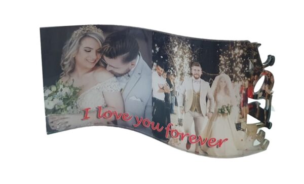 אקרילי שקוף עם כיתוב LOVE בצורה גלית בעיצוב אישי - Image 3