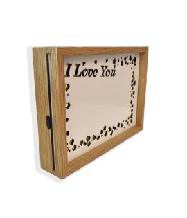 מסגרת גדולה לתמונה מעץ עם תאורה ועם הקדשה “I LOVE YOU”