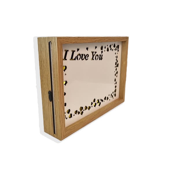 מסגרת שחורה לתמונה מעץ עם תאורה ועם הקדשה “I LOVE YOU” - Image 3