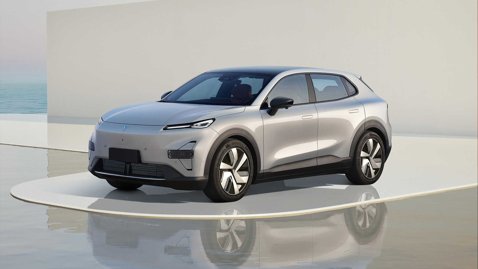 Futuristic silver electric SUV Deepal S05 on a minimalistic platform with a modern background, showcasing innovative EV design and technology.