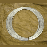 Galvanized wire ties for secure bundling and fastening. Ideal for industrial and packaging applicati.