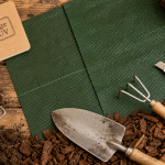 Comment poser de la toile de paillage : toile verte et agrafes sur sol terreux