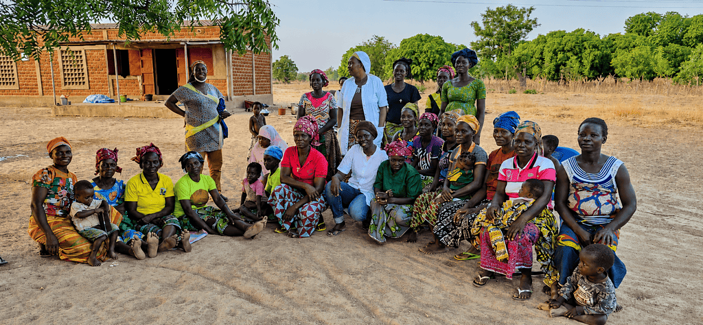 Kvinnorna i kooperativet Paya i Burkina Faso som tillverkar Afia Organics sheasmör
