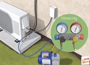 تصوير فني تكييف هندي بالكويت يوضح عملية ضبط الضغط في نظام التكييف باستخدام أدوات قياس الضغط وطرق الصيانة الحديثة.