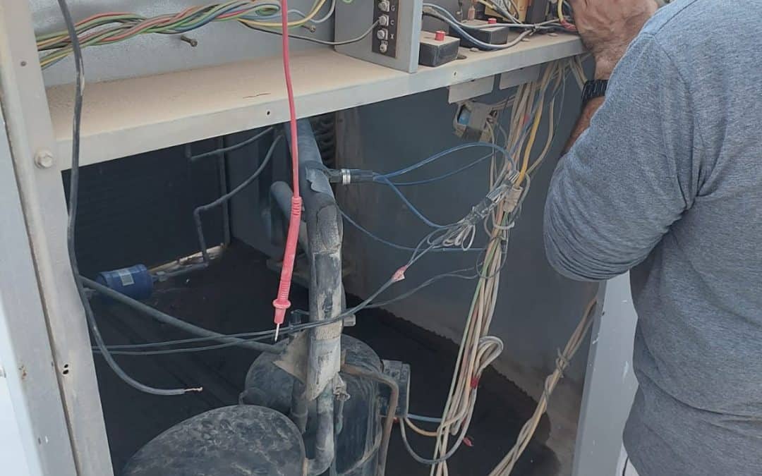 فريق فني تكييف مركزي ذوي المهارات العالية