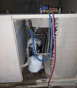 الثلج خارج ضاغط تكييف مركزي