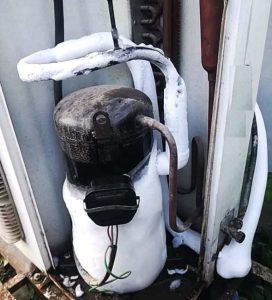 الثلج الموجود على تكييف الكمبروسر