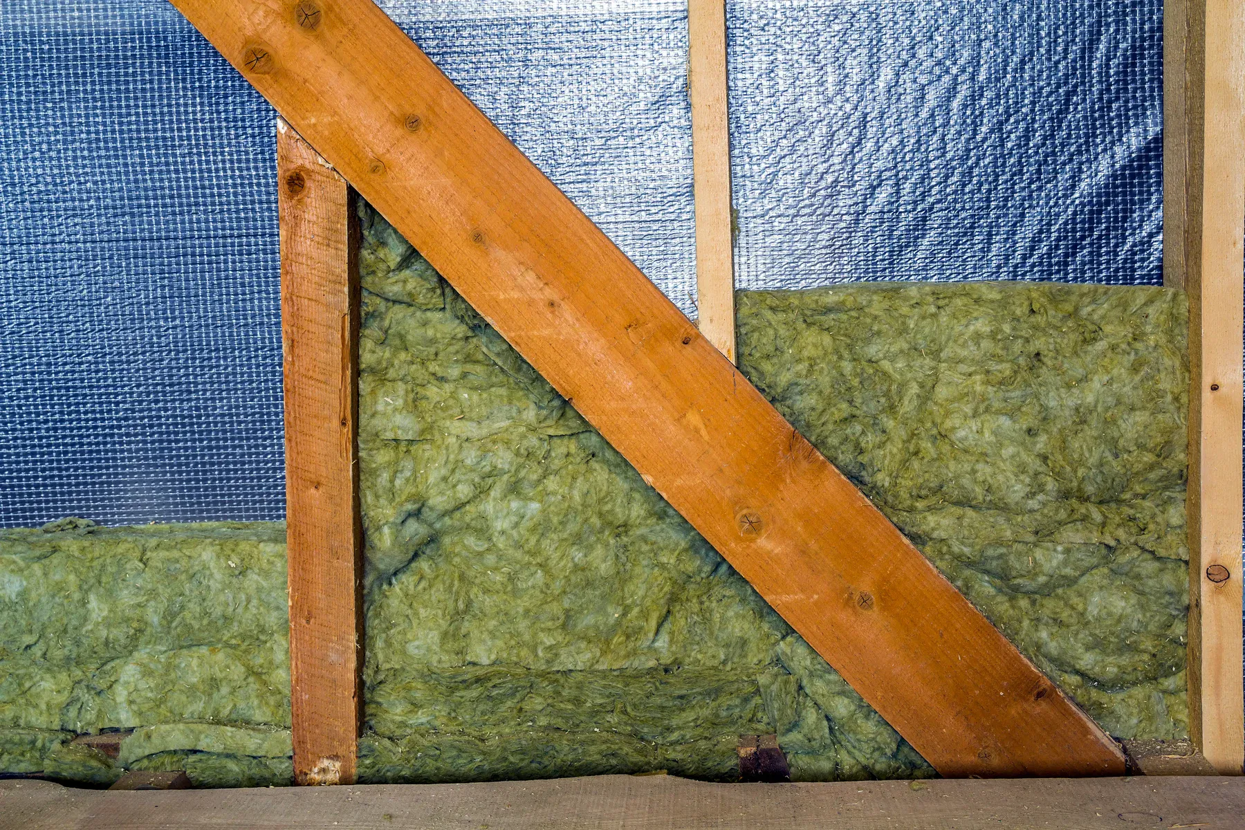 Wall insulation with green mineral wool and reflective foil