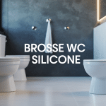 Brosse WC silicone blanche élégante à côté de toilettes