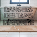 tapis diatomite danger posé sur sol de salle de bain avec gouttelettes