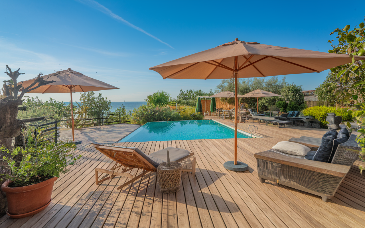 Terrasse bois piscine mobilier jardin ambiance conviviale