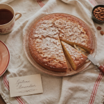 gateau poudre d'amande doré sur table en bois