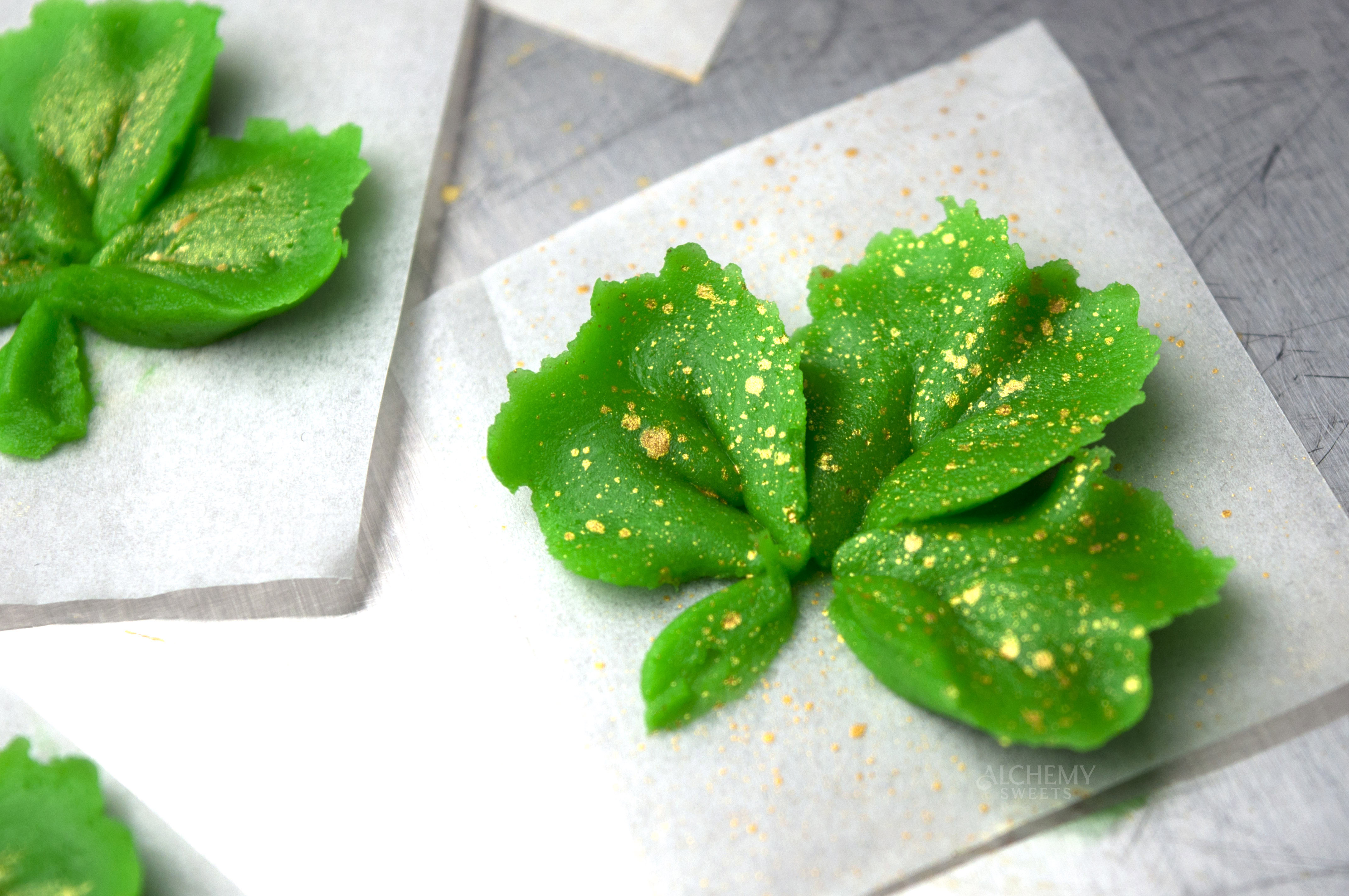 How to Pipe Buttercream Shamrocks