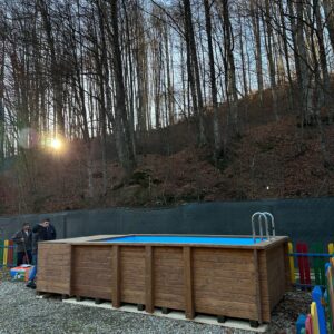 Piscina hibrid cu scara lemn si sistem led