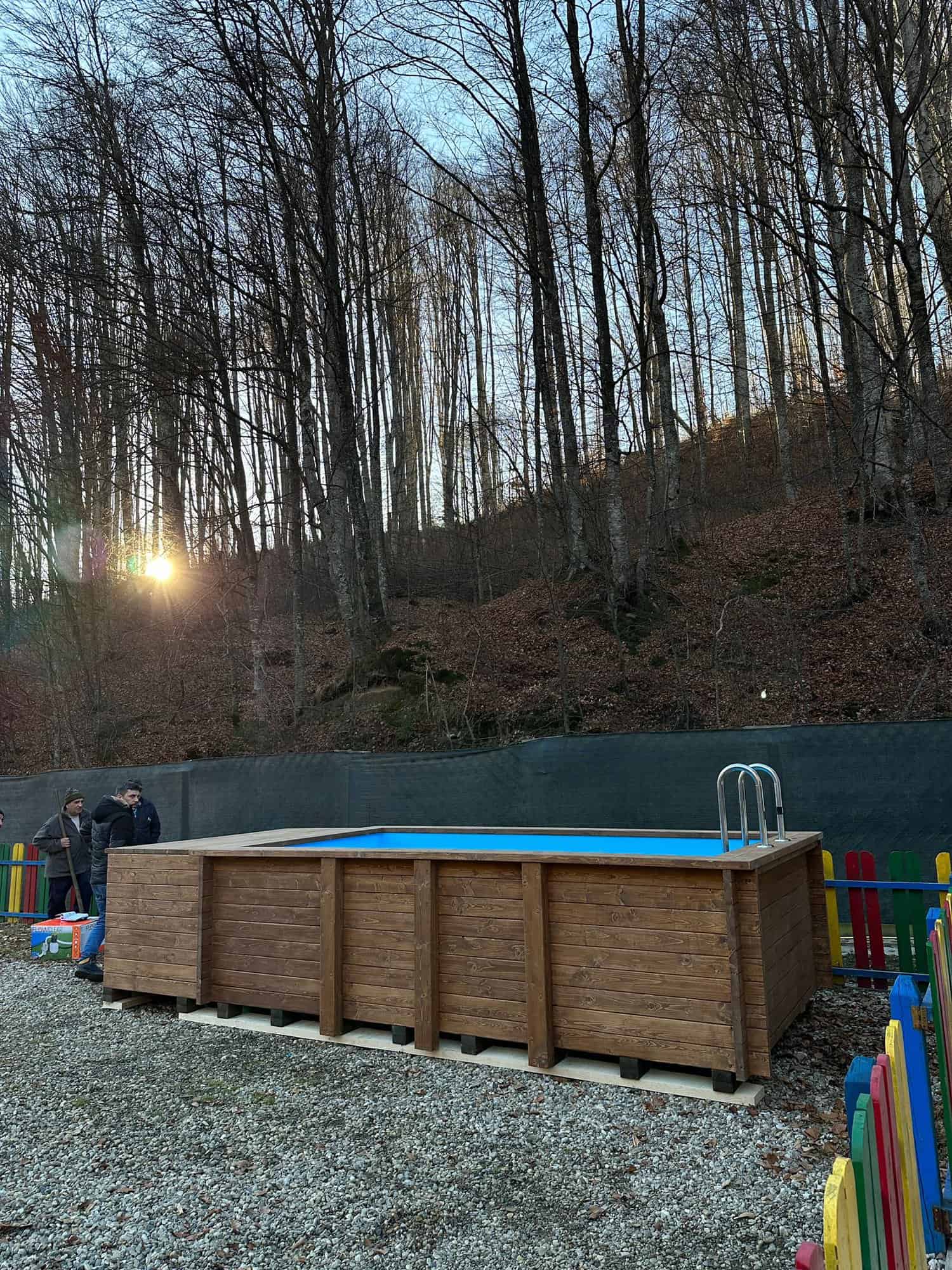 Piscina hibrid cu scara lemn si sistem led