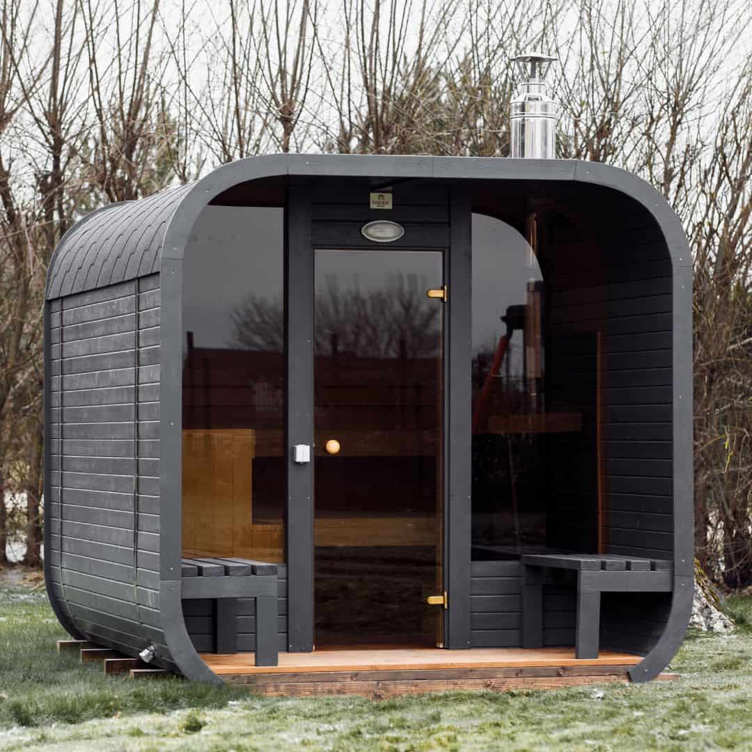 Sauna in forma de cub din lemn molid cu terasa exterioara