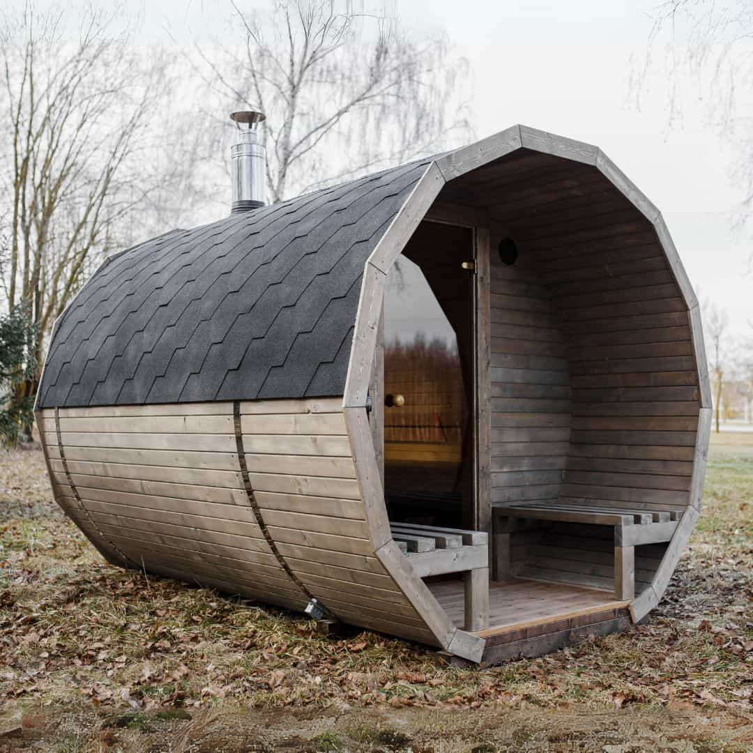 Sauna rotunda din lemn cu terasa integrata