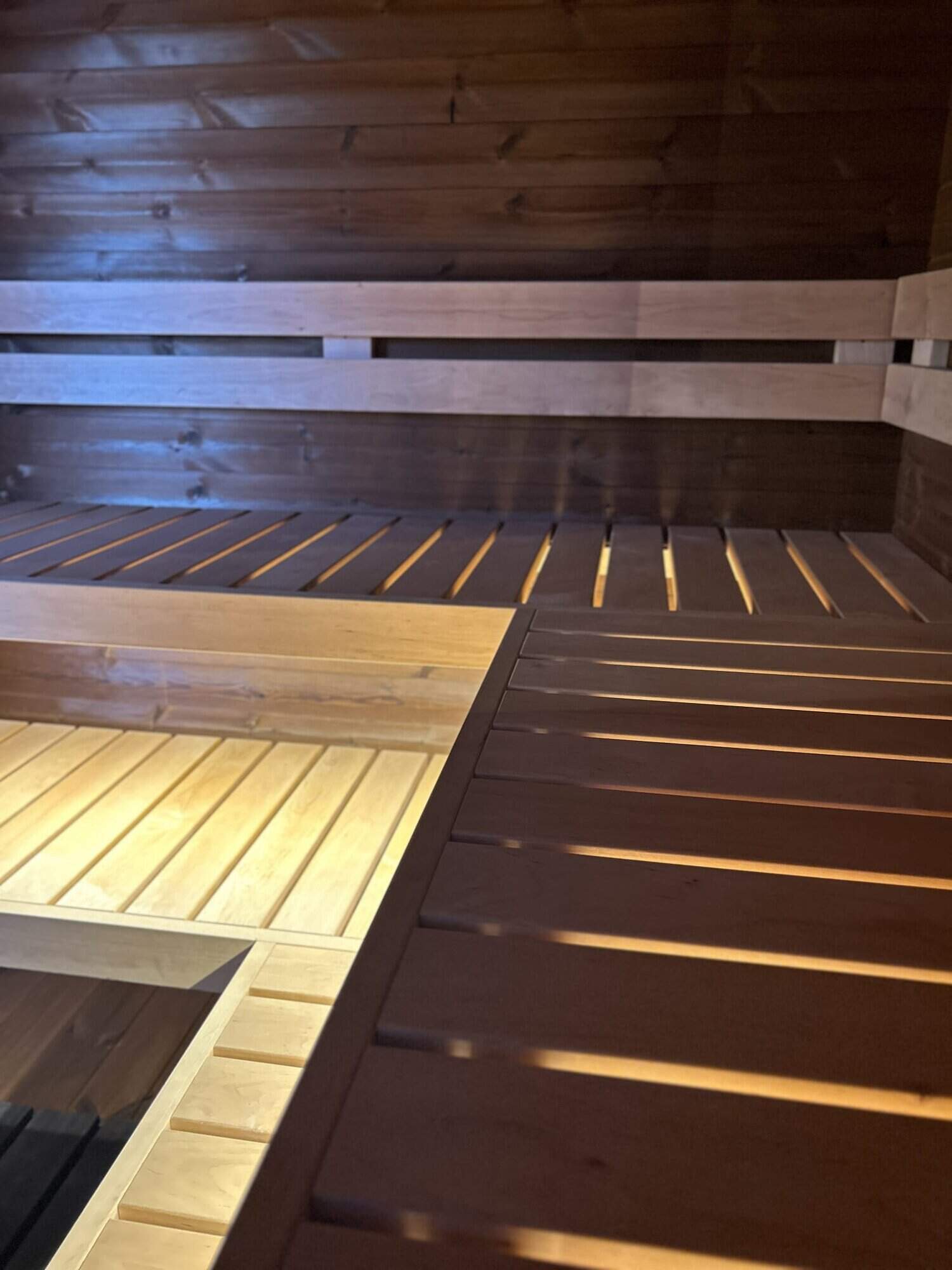 Sauna cu banci din lemn de tei