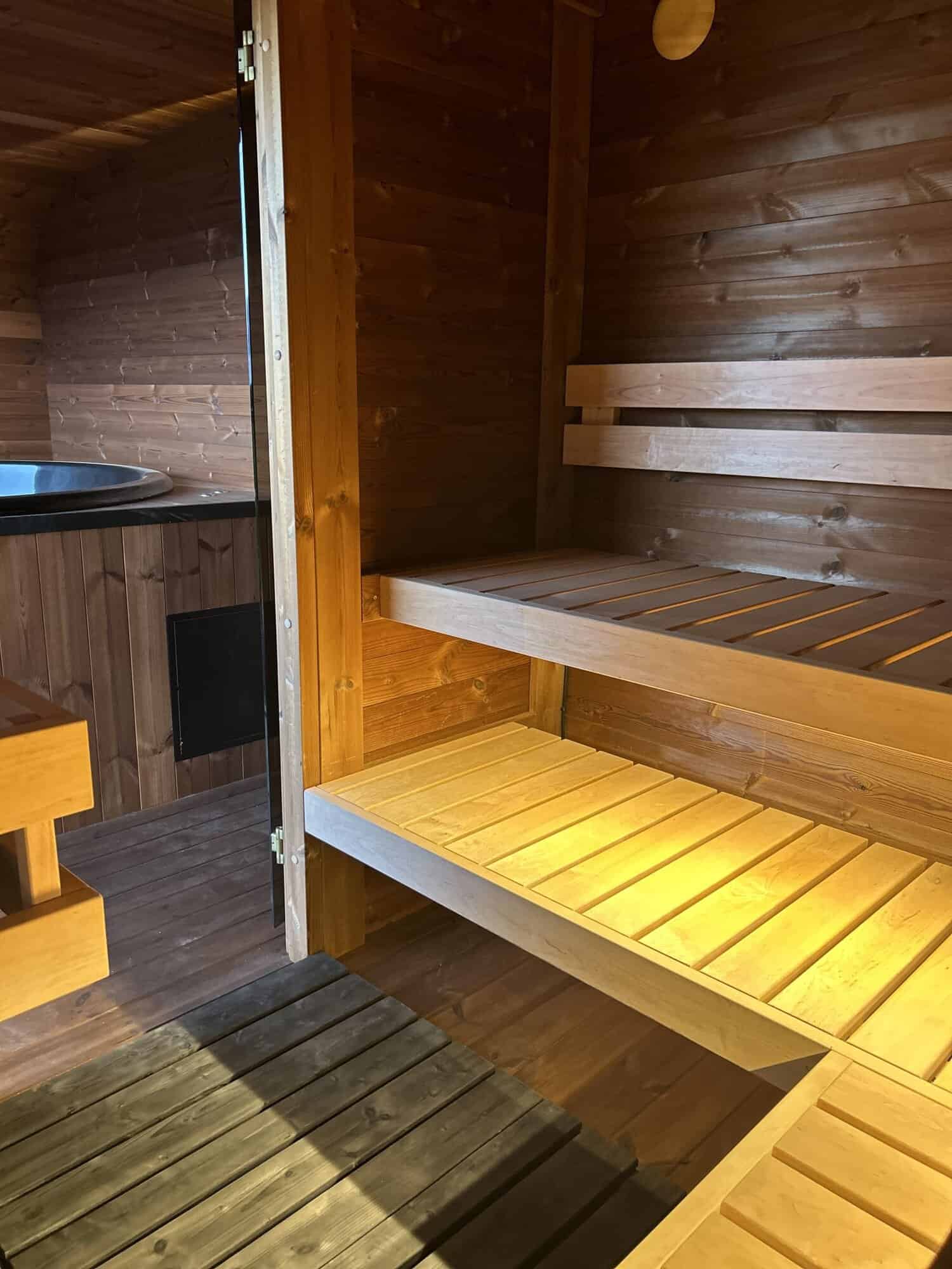 Sauna cu banci din lemn de tei