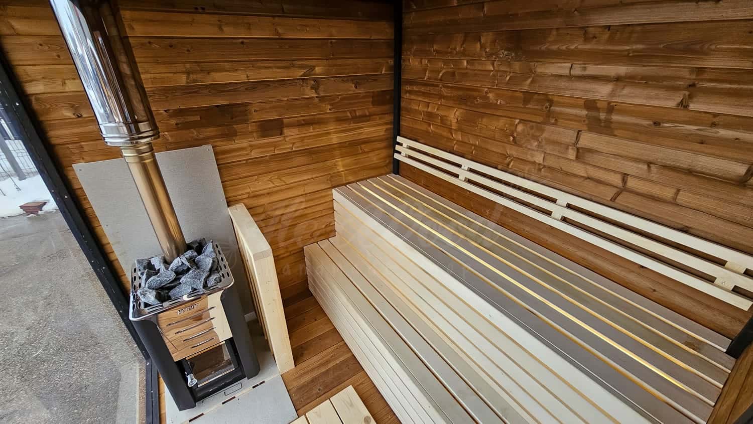 Sauna cu incalzitor Harvia 9 kW sau soba pe lemne cu piatra vulcanica