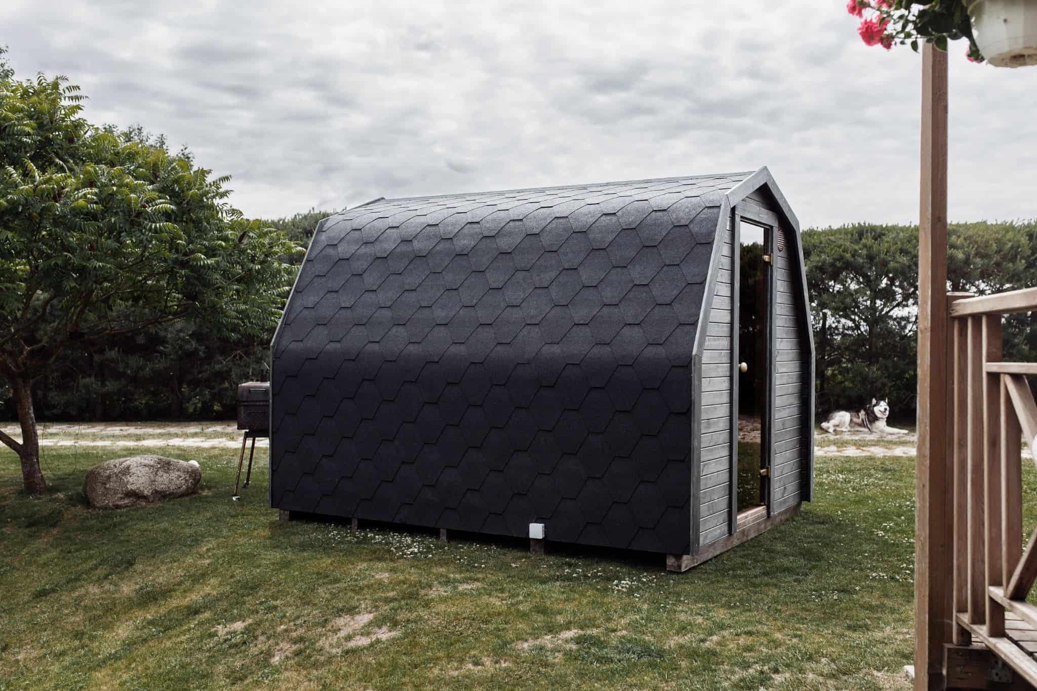 Sauna IGLU moderna cu acoperis din sindrila bituminoasa