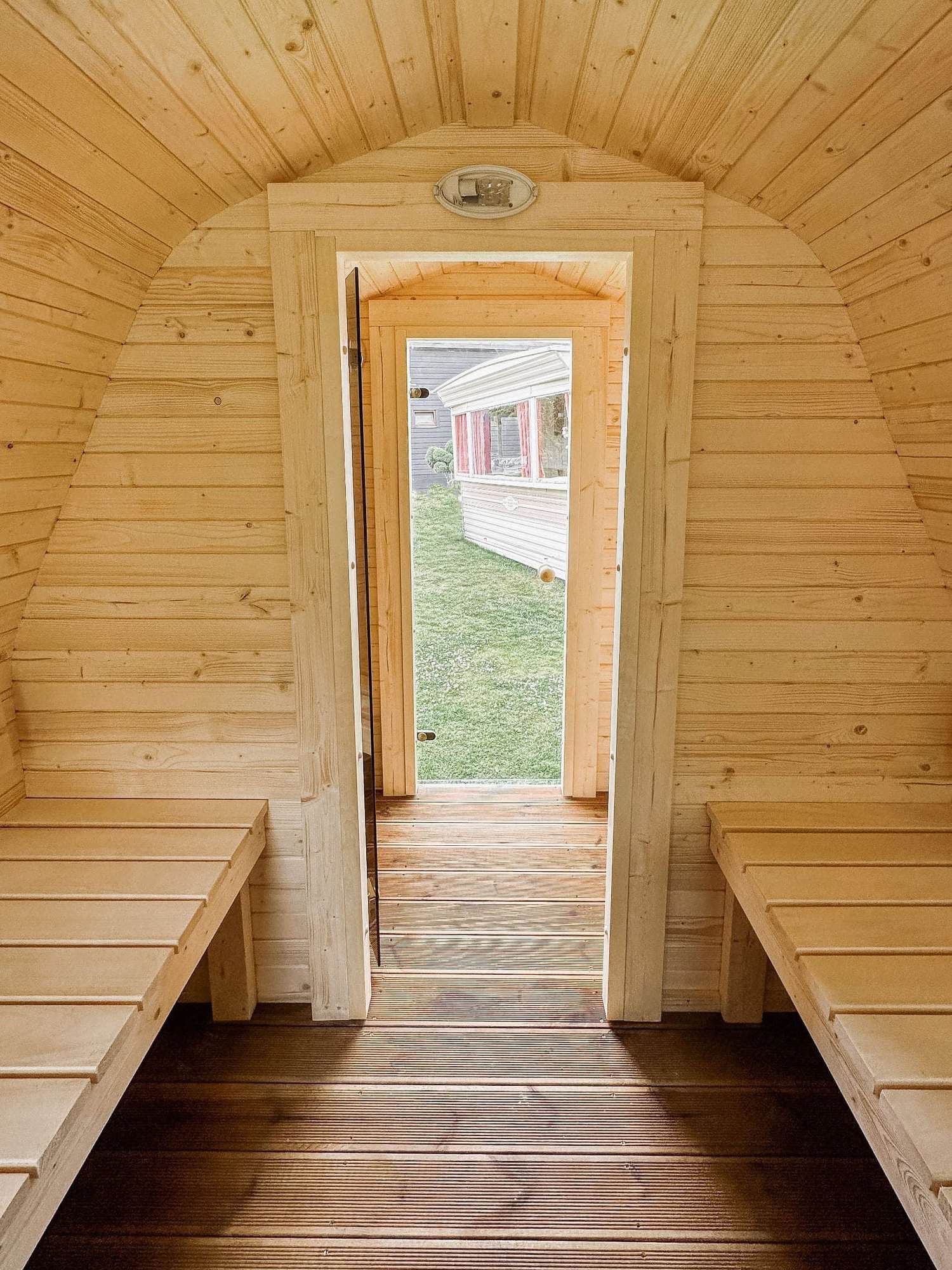 Sauna exterioara iglu cu pre-camera si ventilatie eficienta