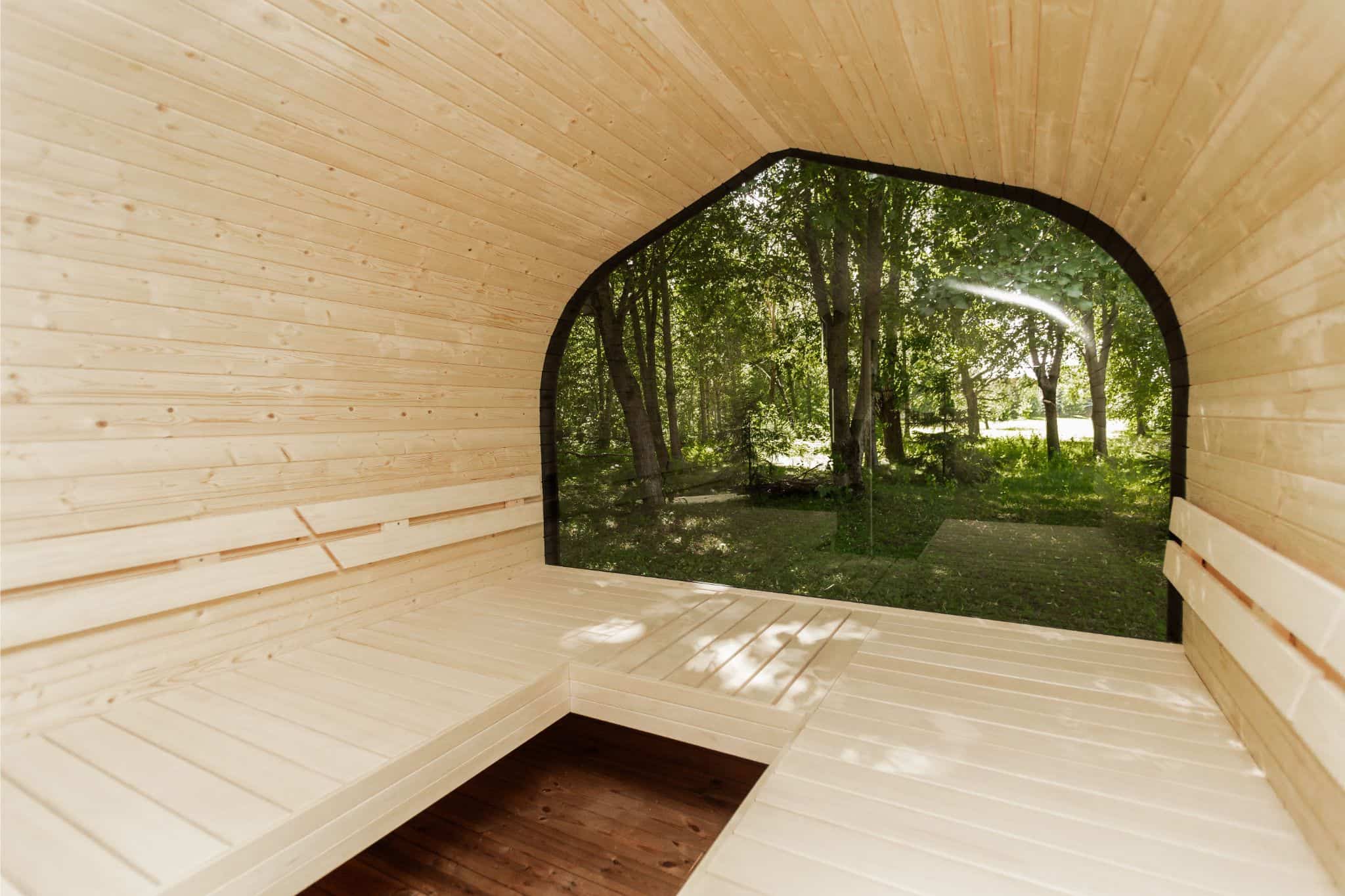 Sauna exterioara forma iglu cu soba si banci confortabile