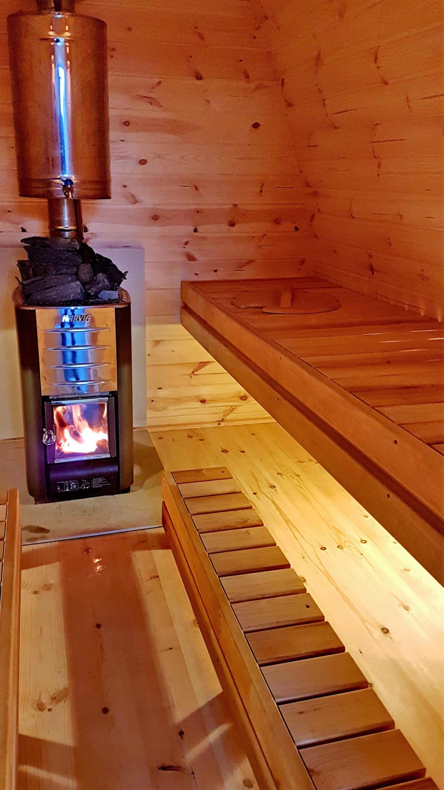 Sauna pod spatioasa cu soba sau incalzitor electric