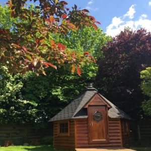 Cabana lemn rustica cu ferestre rabatabile si acoperis stratificat