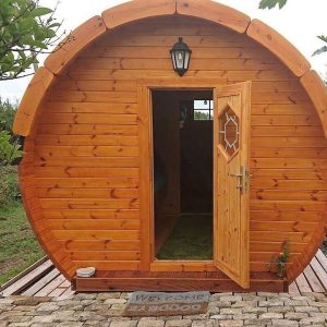 Butoi de camping modern cu structura cilindrica si terasa mica
