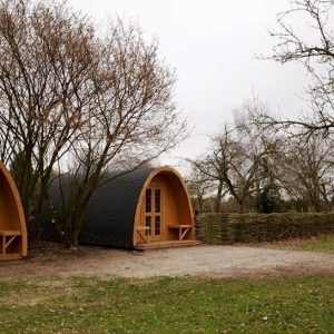 Casuta de camping 3.0x4.8 m din lemn de pin cu pereti exteriori acoperiti cu sindrila bituminoasa