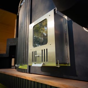 Sauna și ciubar cu design minimalist, linii curate și materiale de calitate