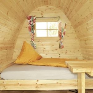 Casuta de camping 2.4x3.0 m din lemn de pin pentru 2 persoane cu camera unica