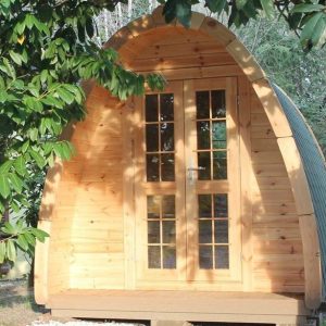 Casuta de camping 2.4x3.5 m din lemn de pin cu structura compacta si inaltime 2.6 m