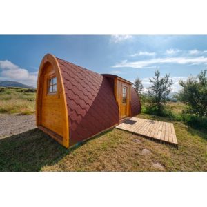 Casuta camping izolata de lux cu intrare laterala si acoperis arcuit.