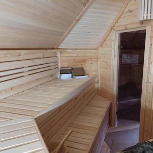 Cabana cu BBQ central si sauna cu banci interioare