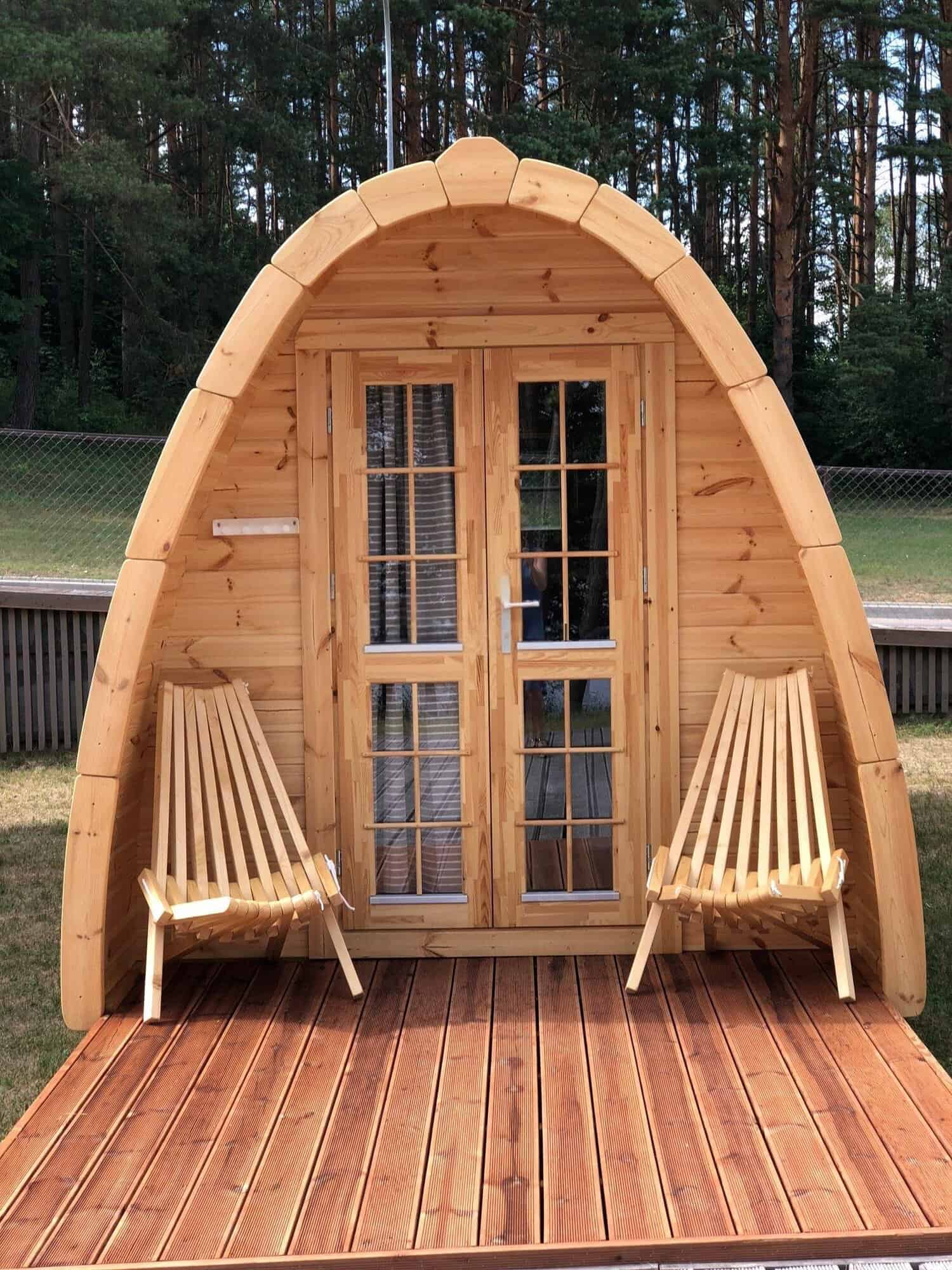 Casuta de camping 2.4x5.9 m din lemn de pin amenajata exterior