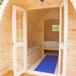 Casuta de camping 2.4x5.9 m din lemn de pin amenajata