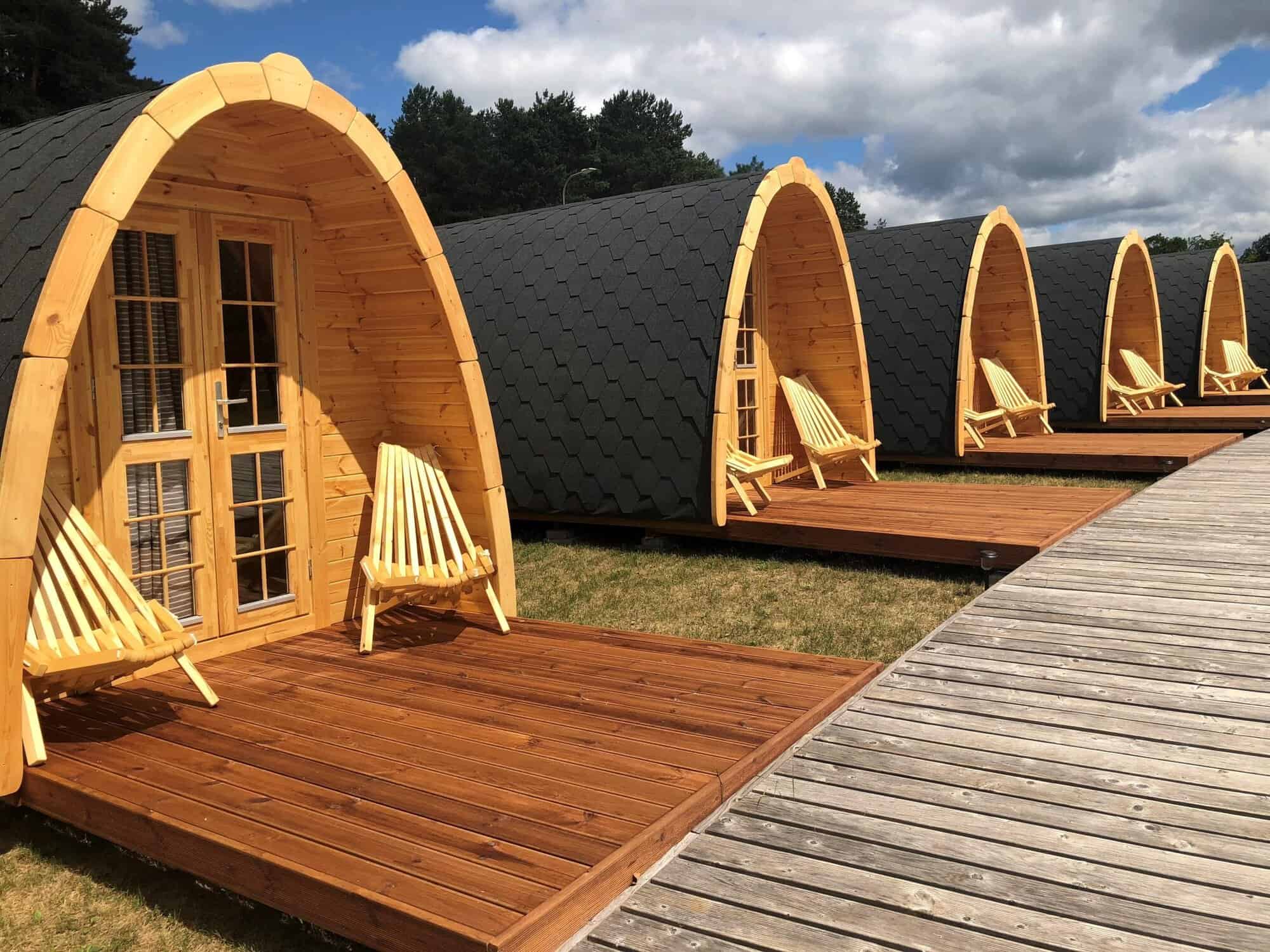 Casuta de camping 2.4x5.9 m din lemn de pin amenajata exterior