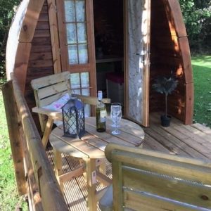 Casuta de camping 2.4x5.9 m din lemn de pin amenajata exterior
