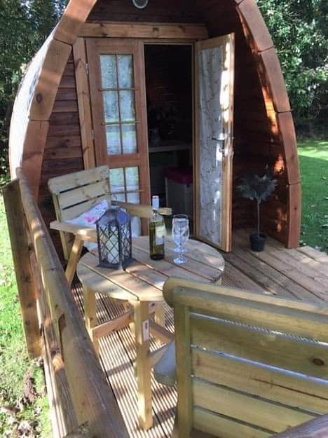 Casuta de camping 2.4x5.9 m din lemn de pin amenajata exterior