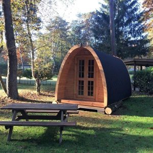 Casuta de camping 2.4x5.9 m din lemn de pin amenajata exterior