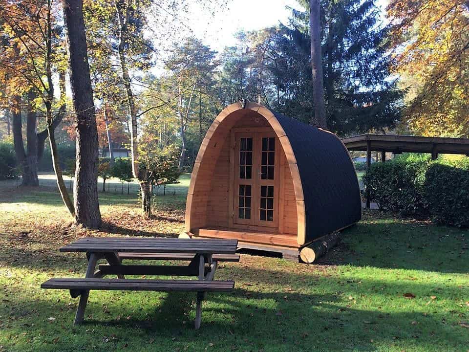Casuta de camping 2.4x5.9 m din lemn de pin amenajata exterior