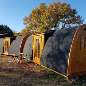 Casuta camping izolata moderna cu usa daneza din sticla securizata