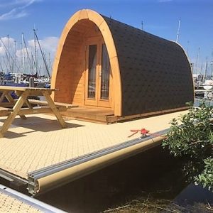 Casuta camping izolata compacta cu finisaj rustic si design scandinav